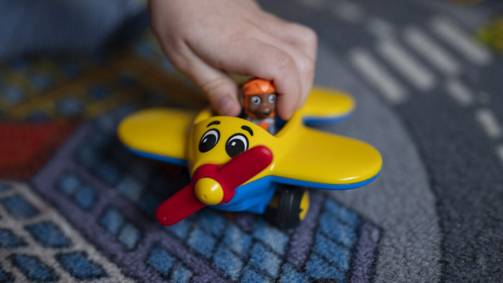 a small child is playing in the playroom with a to 2023 11 27 05 10 48 utc 1 scaled e1731919304932