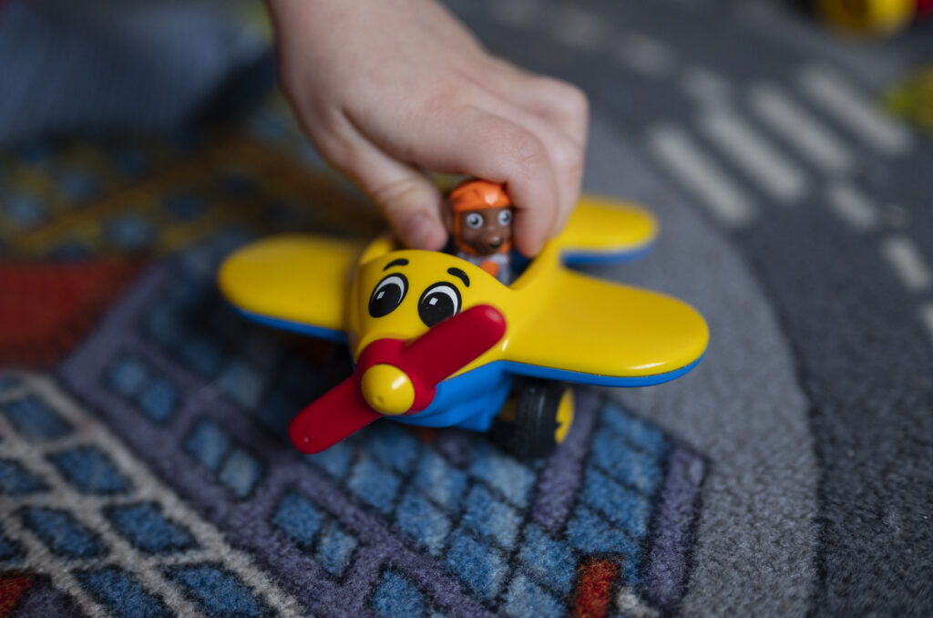 【NFT實體化】NFT授權商品在食品行業的新嘗試 3 a small child is playing in the playroom with a to 2023 11 27 05 10 48 utc