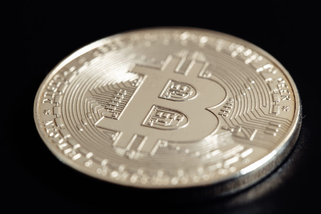 【危機】比特幣突破下降趨勢,市場反彈顯現 3 bitcoin on black background cryptocurrency tradin 2023 11 27 04 56 36 utc