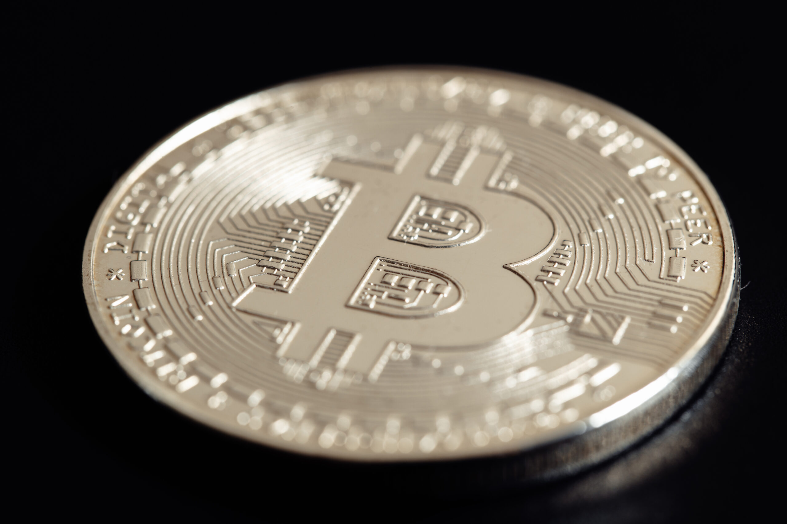 【危機】比特幣突破下降趨勢,市場反彈顯現 2 bitcoin on black background cryptocurrency tradin 2023 11 27 04 56 36 utc scaled