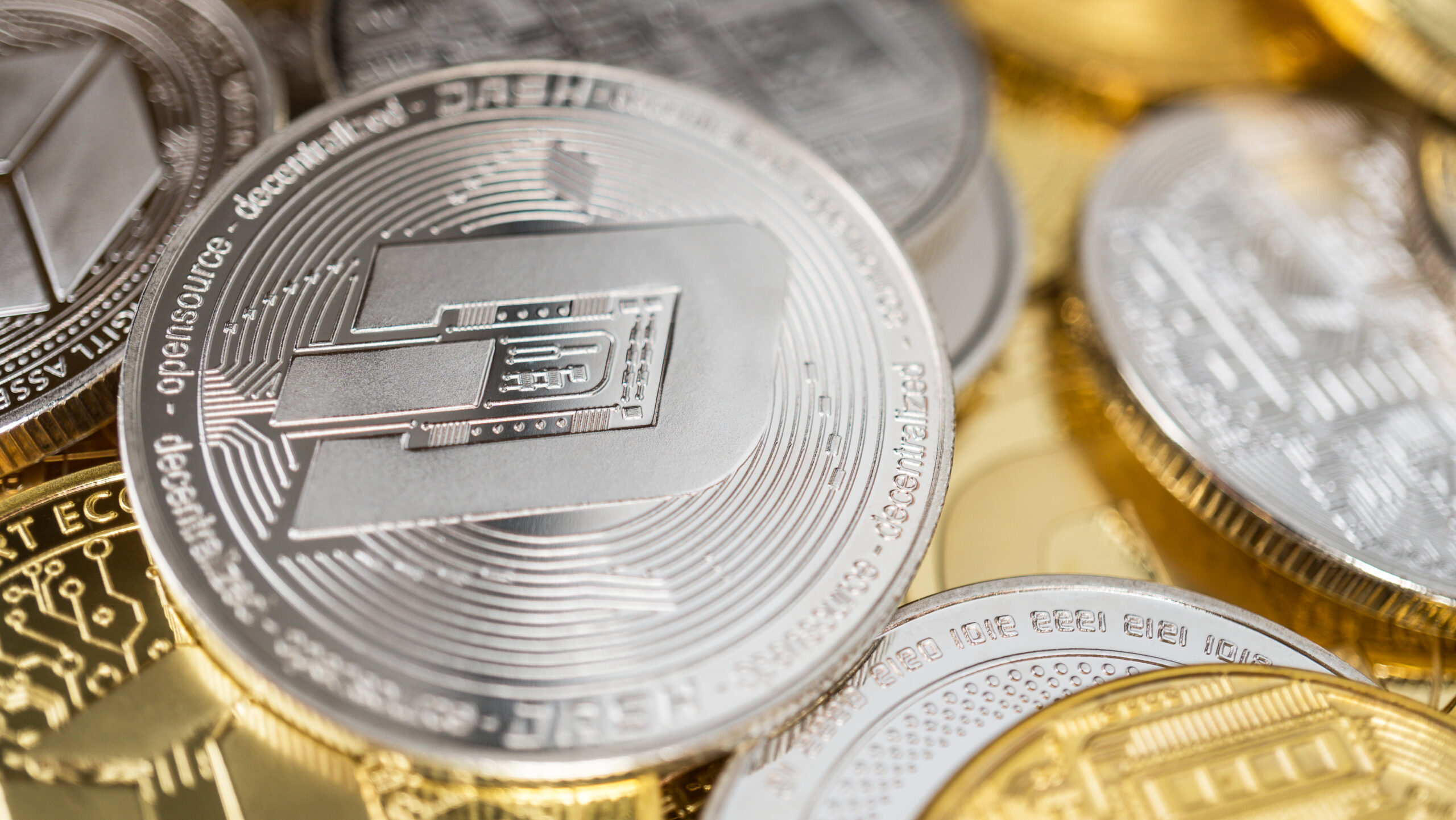 【成功之路】MakerDAO第二季度收入達8,500萬美元 2 close up of dash physical coin on stack of many ot 2023 11 27 04 50 21 utc scaled e1731919795707