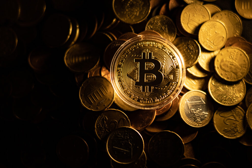 德國薩克森州檢察院出售5萬枚比特幣,籌集26億歐元 3 golden bitcoin virtual money concept 2023 11 27 05 08 05 utc 1