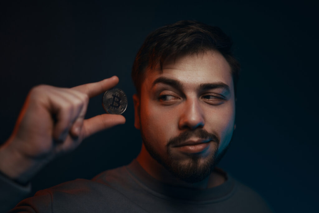 Doodles空投活動:迷因幣與NFT的結合 3 man holding bitcoin financial ecosystem the curr 2023 11 27 05 02 10 utc