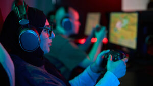 muslim young woman playing videogames in cyberspor 2023 11 28 17 41 13 utc scaled e1731053918749