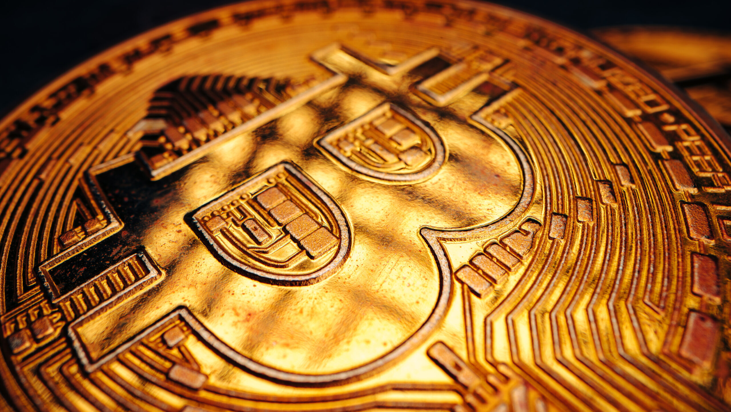 比特幣漲破7萬美元!10月漲幅近11% 區塊鏈未來可期 2 close up photo of bitcoin crypto currency 2023 11 27 04 49 09 utc scaled e1731053739281