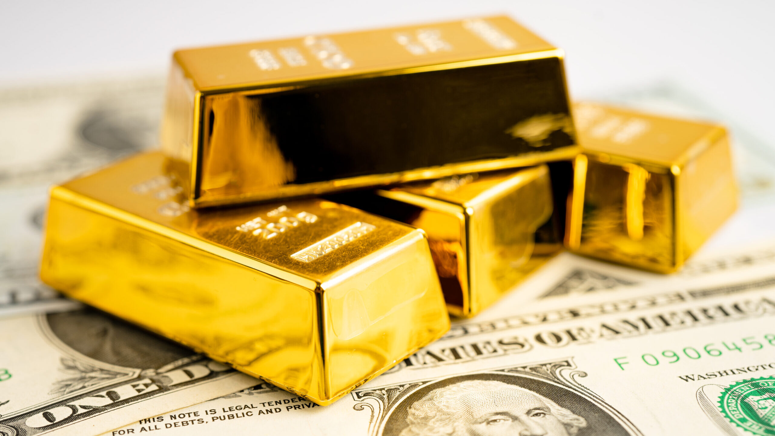 10月外匯儲備減少1.7% 黃金儲備六月未動 市場為何驚慌? 2 gold bar on us dollar banknotes money and graph e 2024 04 09 17 27 26 utc scaled e1731295390392