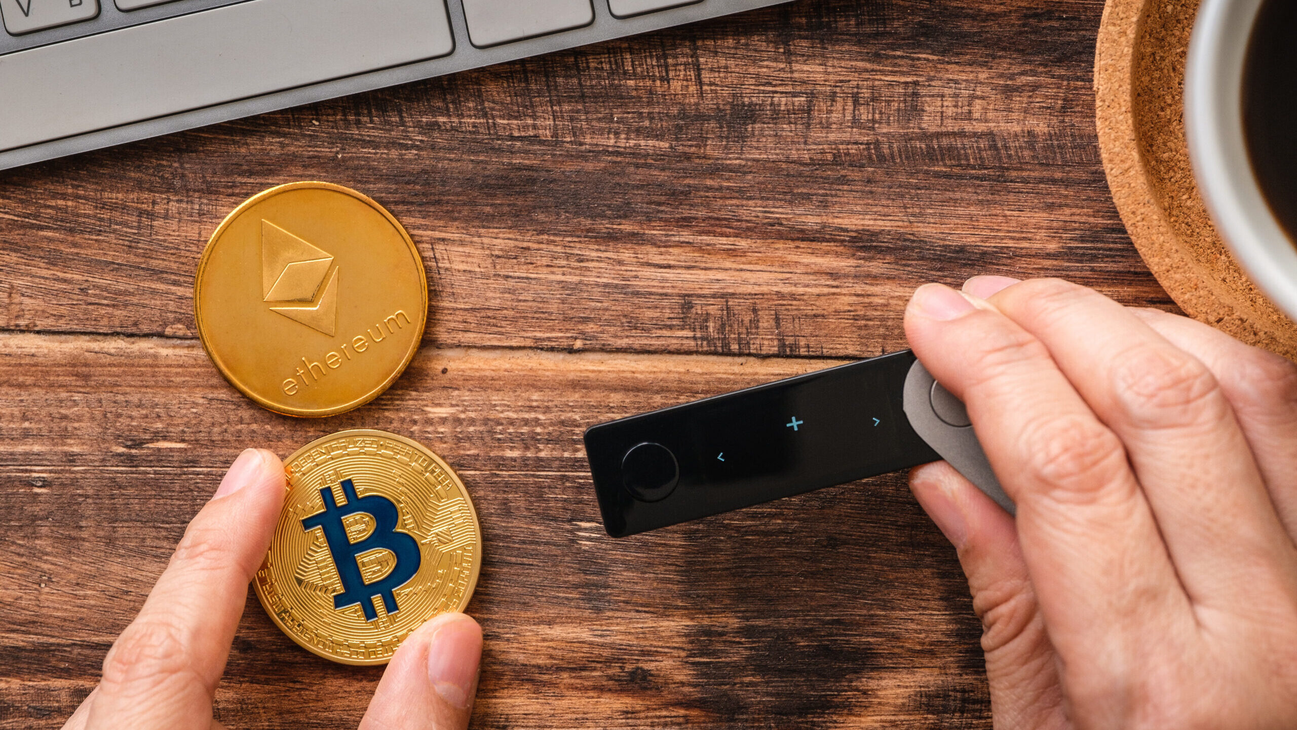 【逆市上揚】TRX如何在市場恐慌中保持增長 2 hand holding hardware wallet and transfer bitcoin 2023 11 27 05 27 56 utc scaled e1730706961385