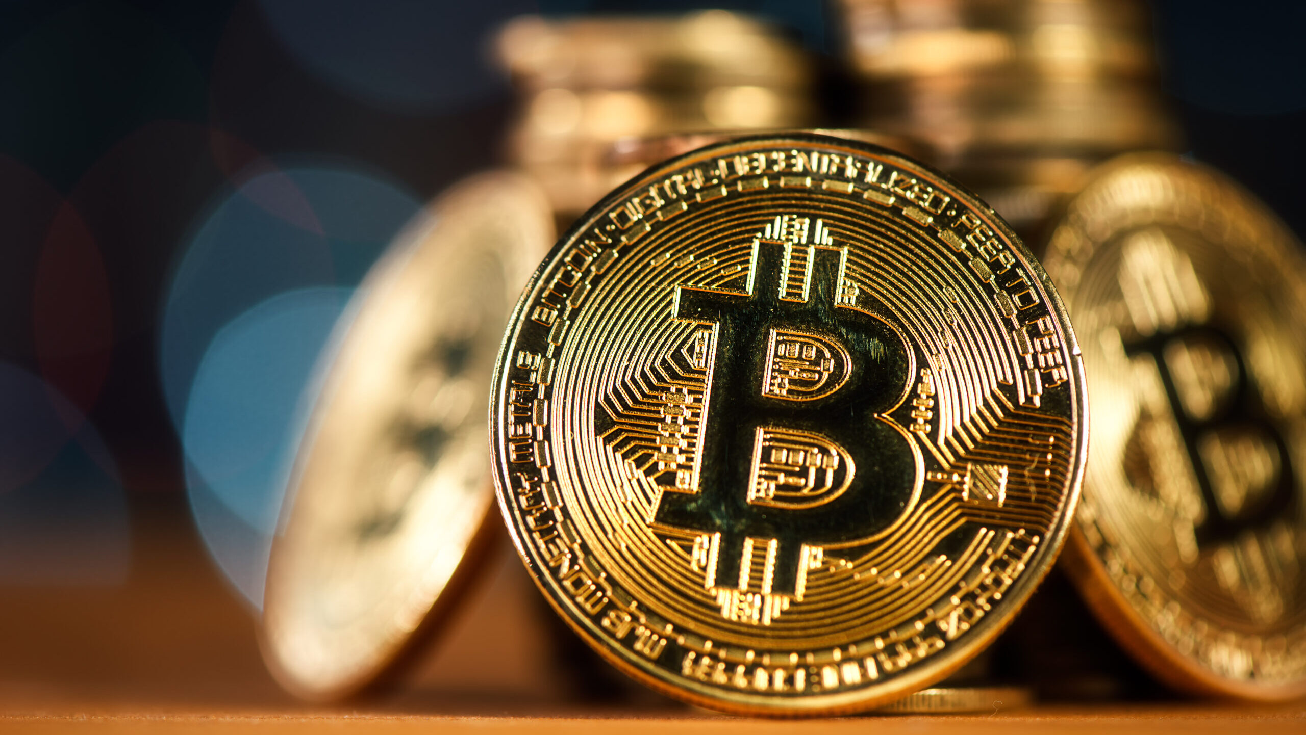 比特幣漲破7萬美元!川普交易催化下 11月底前漲望觸8萬 2 stacked bitcoin columns 2023 11 27 05 07 43 utc scaled e1730777249703